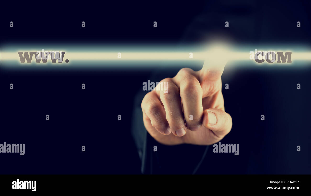 Nahaufnahme der Geschäftsmann Aktivieren einer Schaltfläche www.com auf virtuellen Bildschirm, getönten retro Effekt. Stockfoto