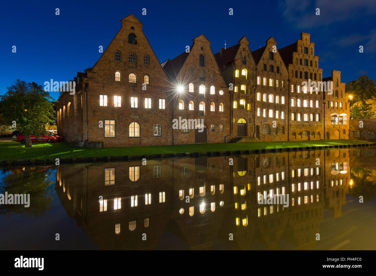 Historische Salz Lagerhäuser (Salzspeicher) an der Trave in Lübeck, Schleswig-Holstein, Deutschland in der Nacht Stockfoto