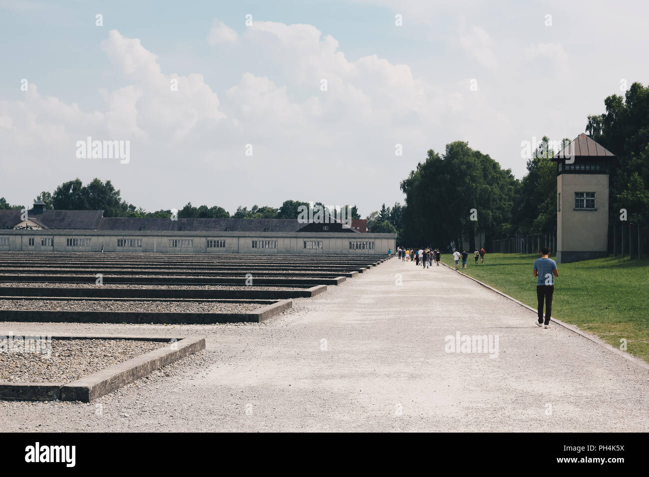 Dachau Deutschland JULI 2013 Menschen, die in der KZ-Gedenkstätte im ehemaligen KZ Dachau Stockfoto