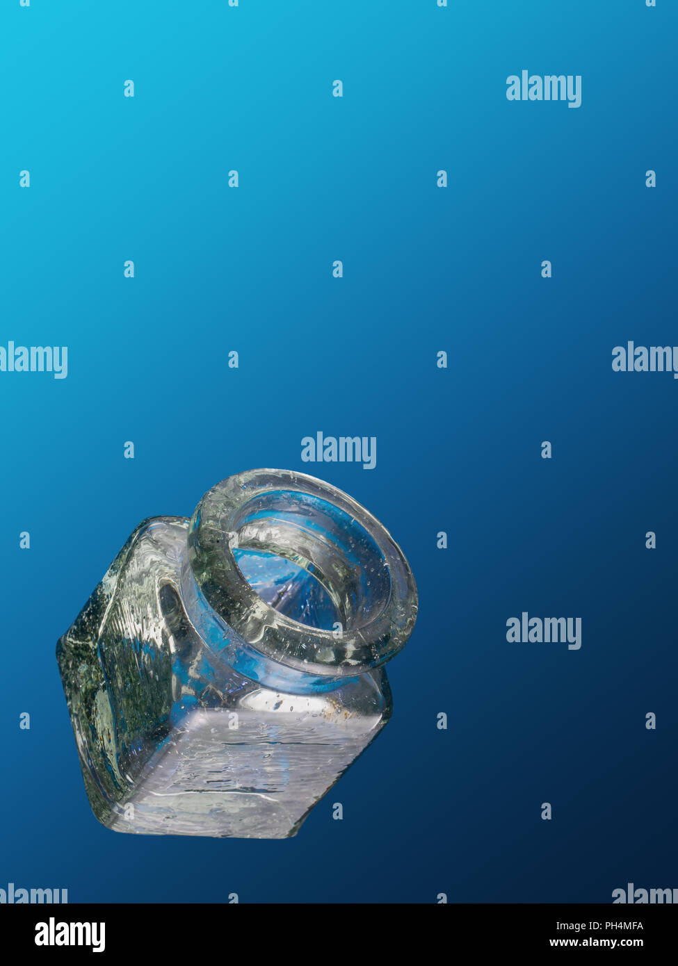 Leeren Platz, antike mundgeblasenem Glas Glas auf blauem Hintergrund. Öffnen. Mit Copyspace. Stockfoto