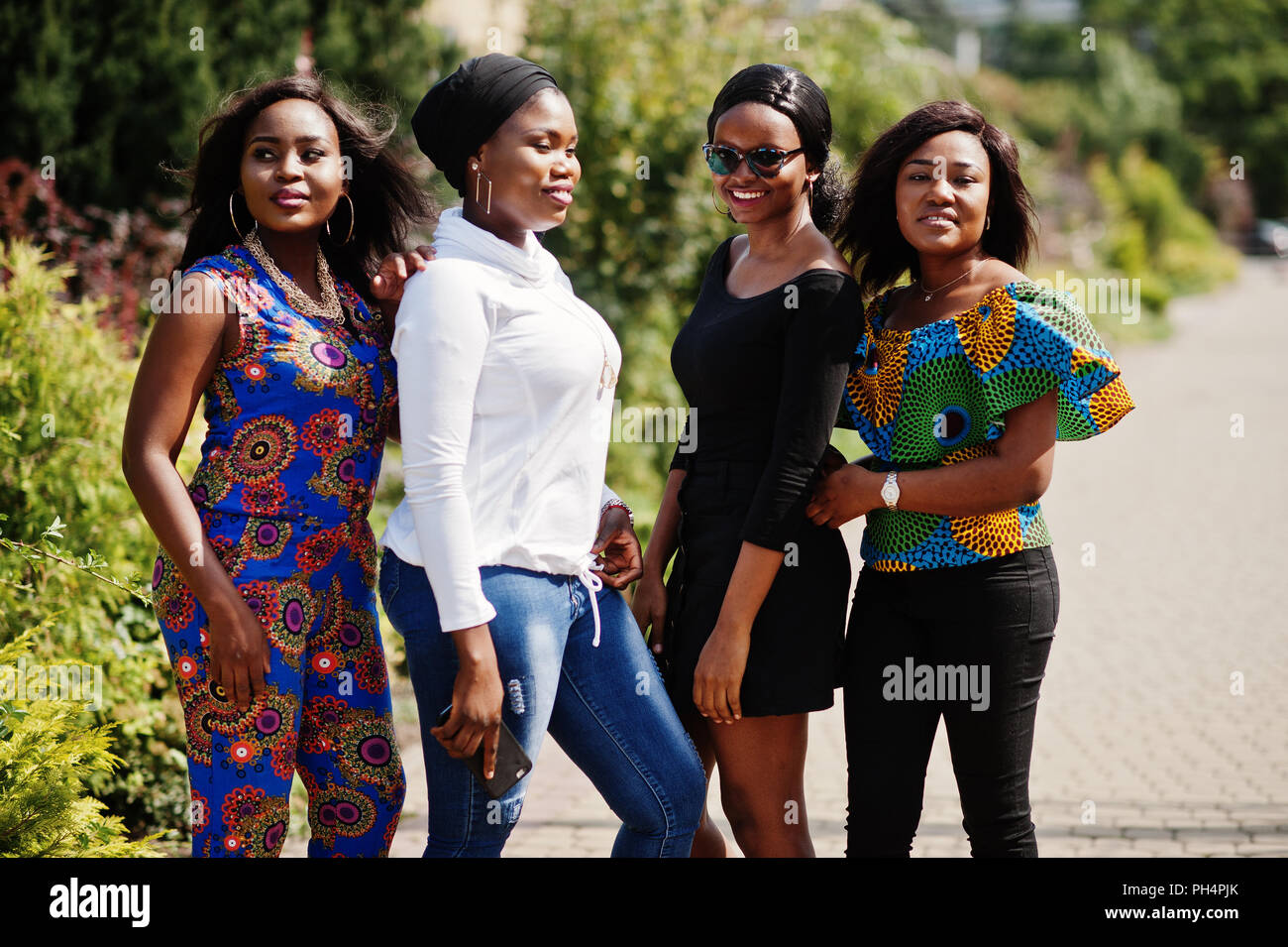 Gruppe von vier afrikanischen amerikanischen Mädchen stellte im Freien in gute Stimmung. Stockfoto