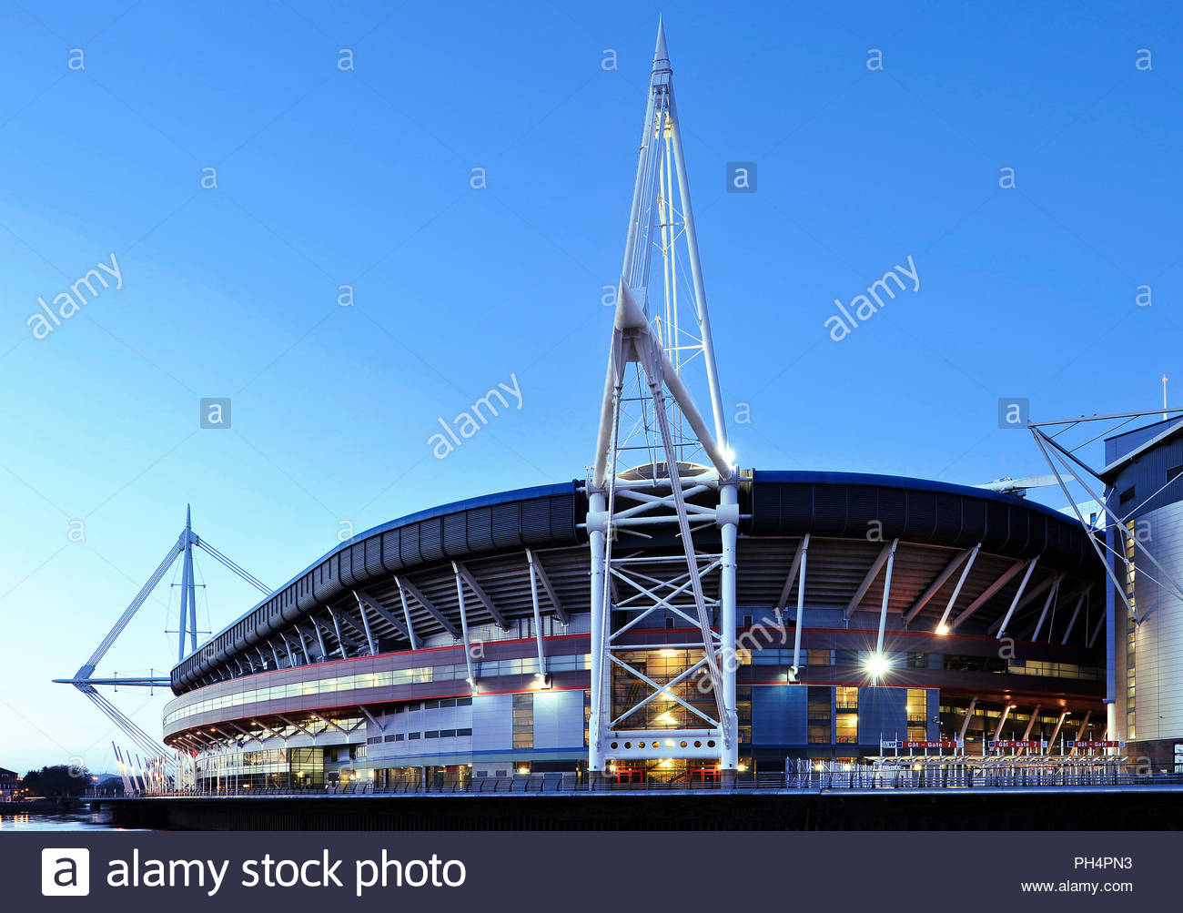 Millennium Stadium Furstentum Stadion National Stadium Von Wales Aussen In Der Dammerung In Cardiff Grossbritannien Stockfotografie Alamy