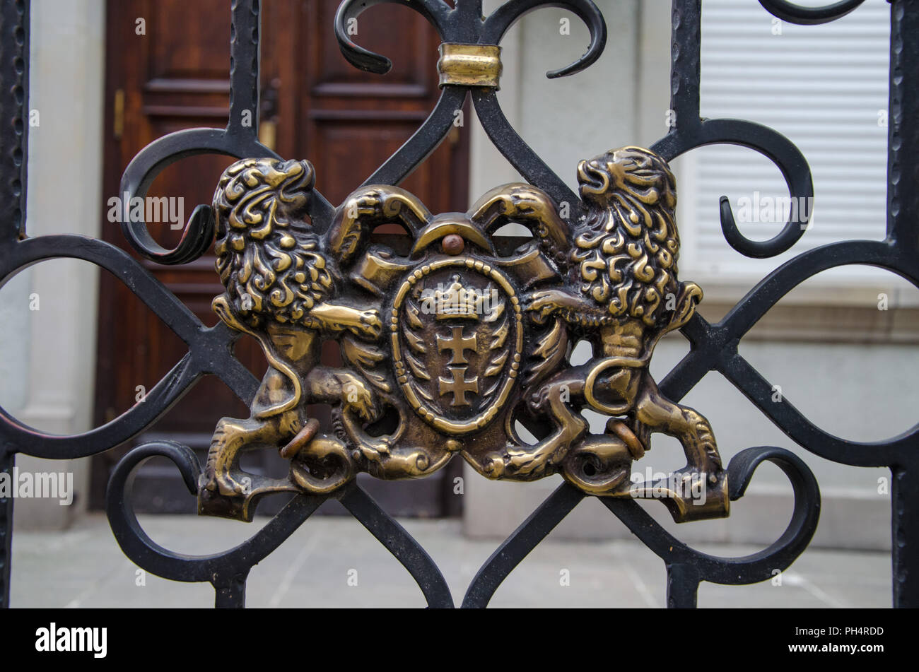 Wappen von Danzig ist eine Stadt in Polen. Metallische Löwen als Symbol der Stadt Danzig. Architektur Detail in der Altstadt von Danzig. Stockfoto