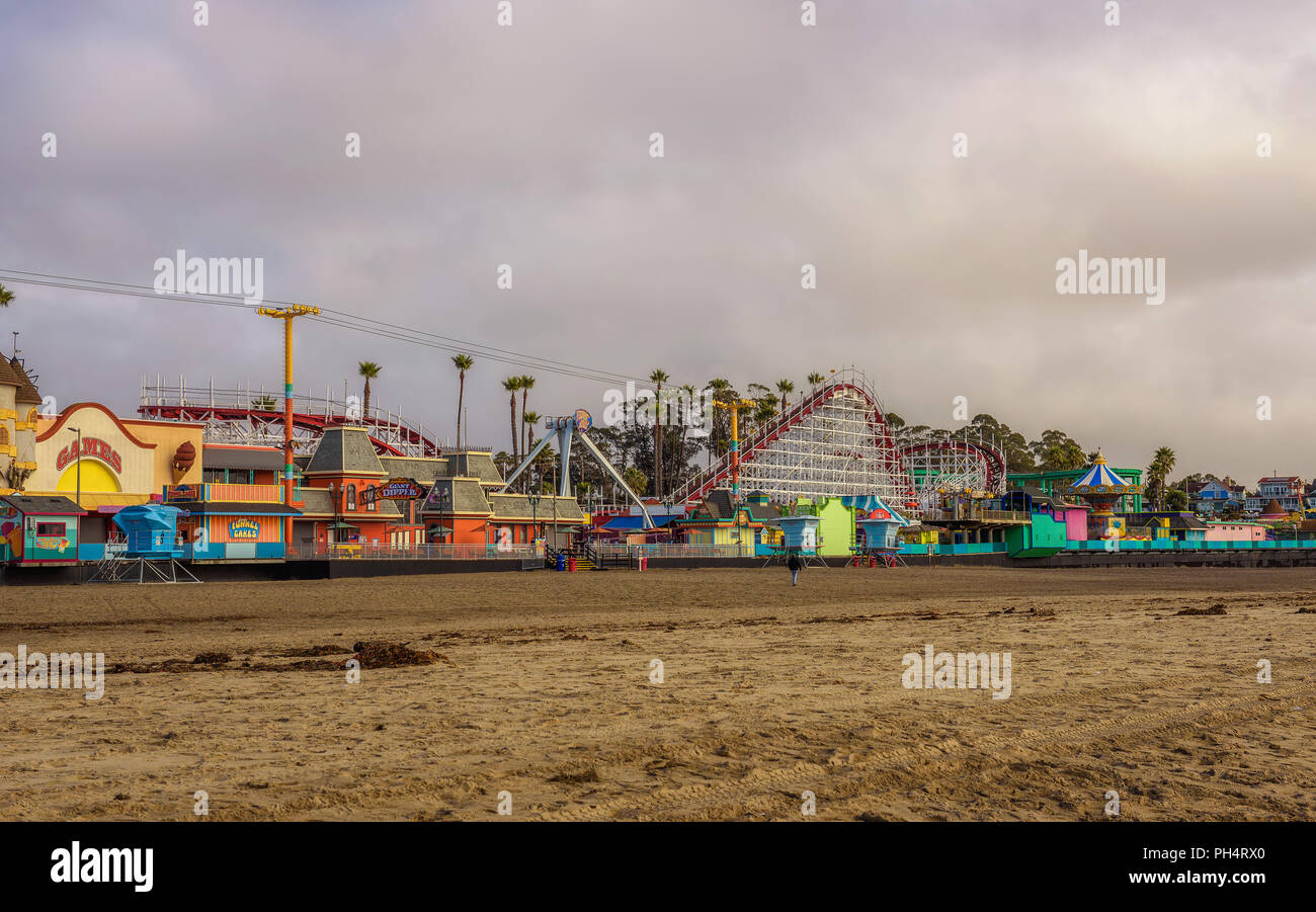 Santa Cruz Boardwalk Amusement Park vom Strand gesehen Stockfoto