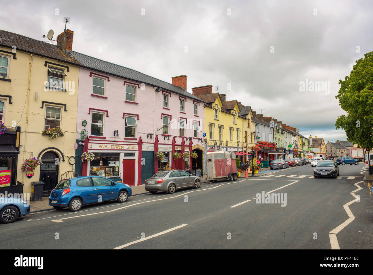 Blick auf die Straße im Zentrum von Cahir, Irland Stockfoto