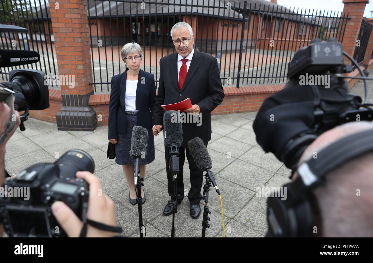 Nigel und Paula Burt, der Eltern von der Durham University student Olivia Burt, der außerhalb einer Diskothek starb, sprechen mit den Medien außerhalb South East Northumberland Magistrates' Court, nachdem Paul Hind, 38, trolling Verwandte von jungen Menschen, die unter tragischen Umständen zugelassen, das starb. Stockfoto