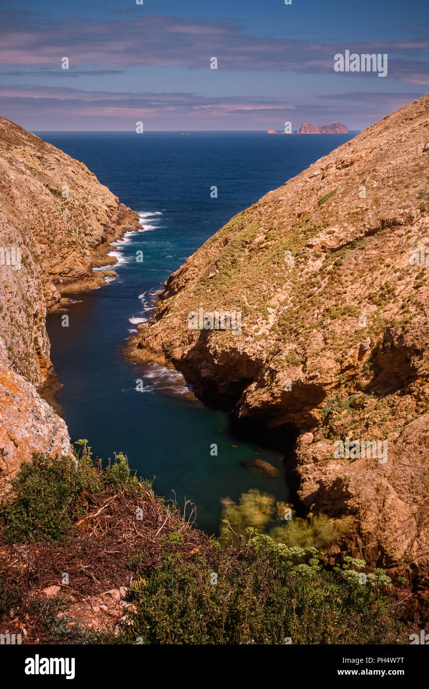 Blick auf die Bucht in Grande Insel mit farilhões Berlenga Inseln im Hintergrund. / Vista de Enseada na Berlenga Grande com os Farilhões ao Fundo. Stockfoto