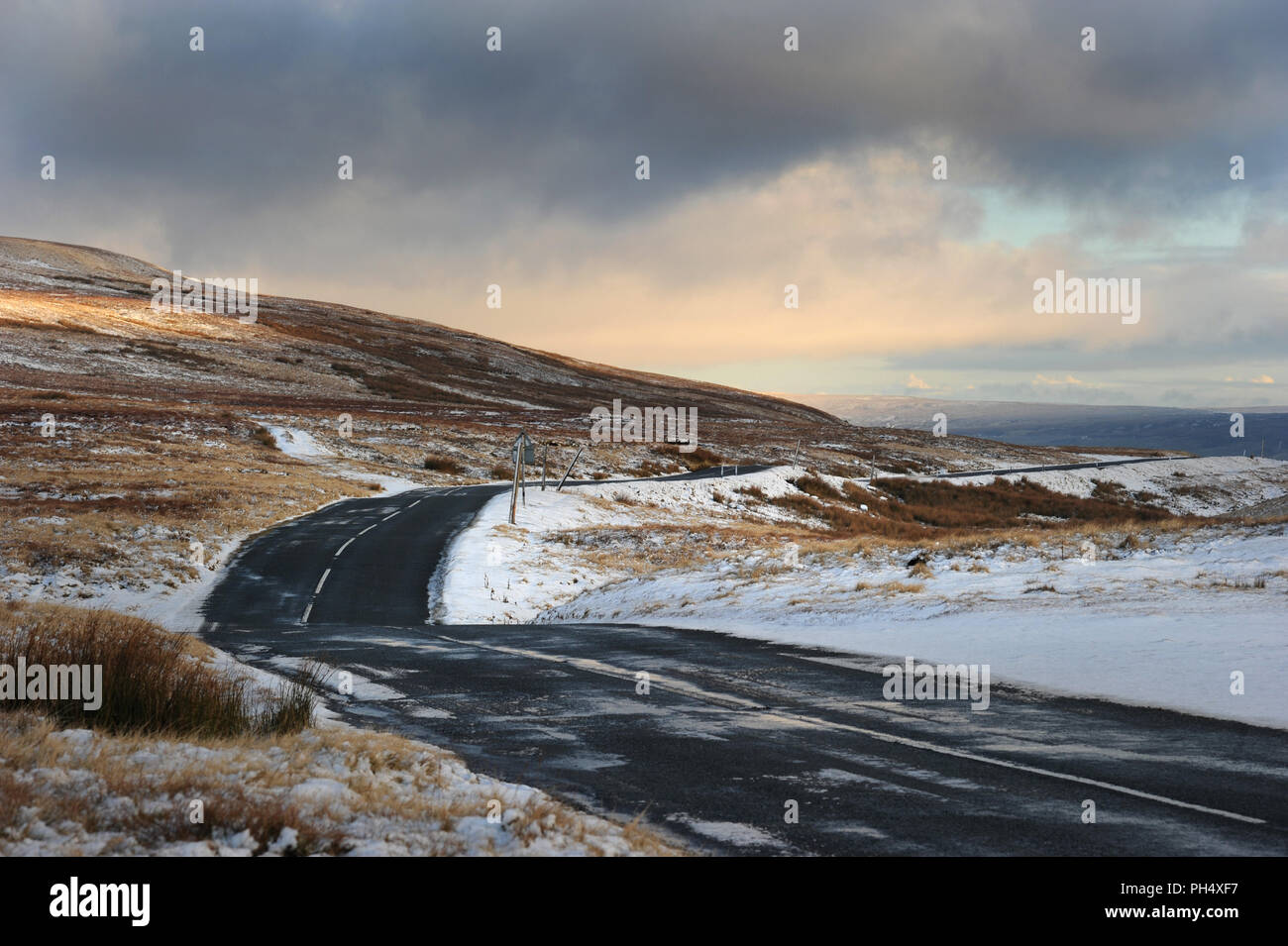 Buttertubs Pass, Swaledale, Yorkshire Dales National Park, England, Großbritannien. Im Winter mit Eis Patches auf dem ungritted Straße verlassen Stockfoto