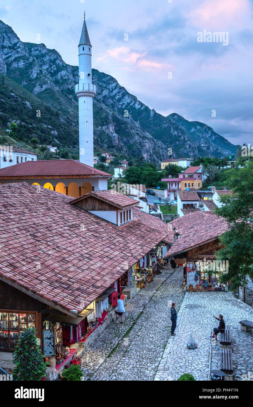 Mit Blick auf den Basar und Moschee in Kruja, zentrale Albanien. Stockfoto