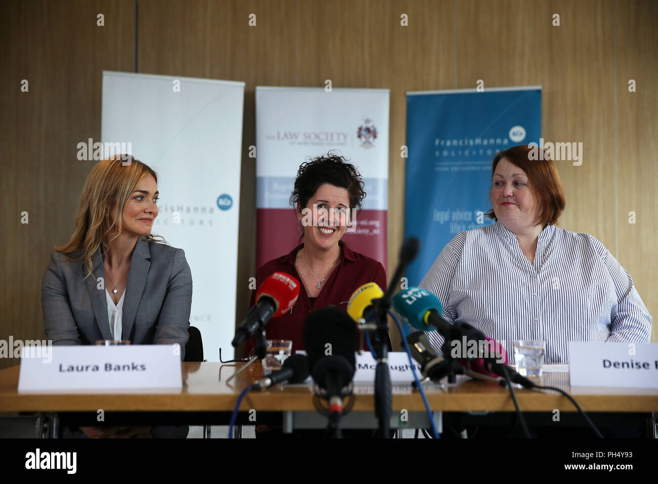 Unverheiratete Mutter Siobhan McLaughlin (Mitte) mit ihrem Anwalt Laura Banken (links) und Denise Forde der Bürger Beratung in einer Pressekonferenz an der Law Society House, Belfast, nach dem Urteil des Obersten Gerichtshofs zu ihren Gunsten, nachdem sie eine Reihe von Leistungen verweigert wurde nach ihrem Partner Tod, weil sie nicht verheiratet oder verpartnert waren. Stockfoto
