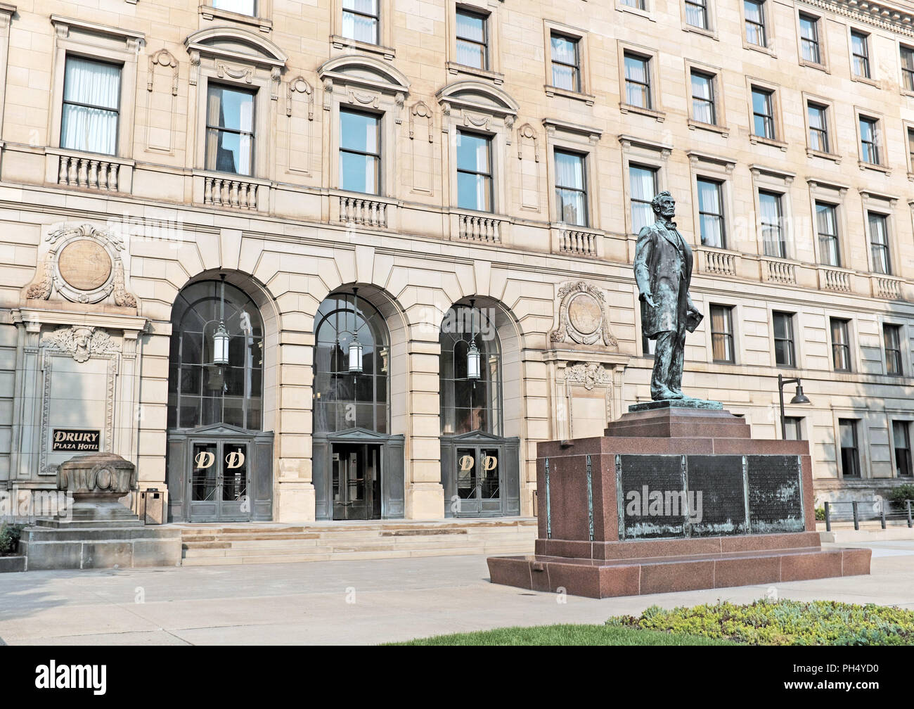 Die historische Cleveland Board of Education Gebäude, jetzt ein Drury Hotel, in der Innenstadt von Cleveland hat eine Statue von Abraham Lincoln außerhalb seine Türen. Stockfoto