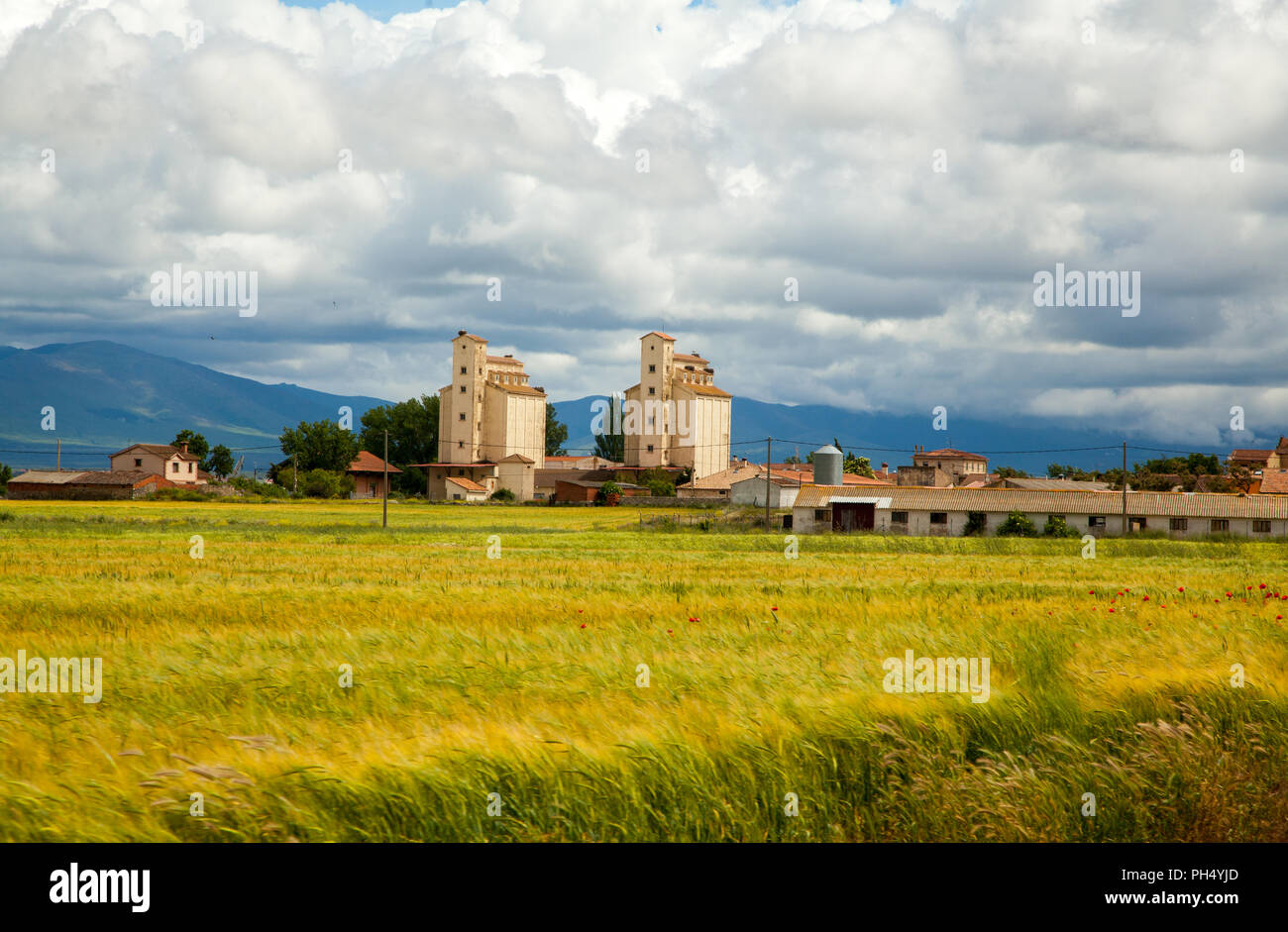 Getreidesilos in der spanischen Landschaft von Castilla y Leon die Regionen Getreide zu speichern Stockfoto