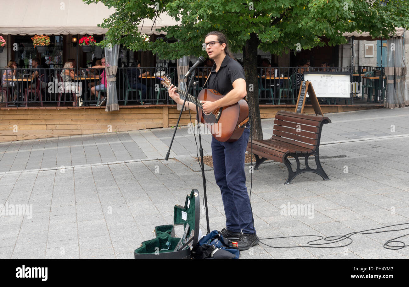 Gitarre spielen Busker Sänger busking in Place Jacques-Cartier, Altstadt, Montreal, QC, Kanada Stockfoto