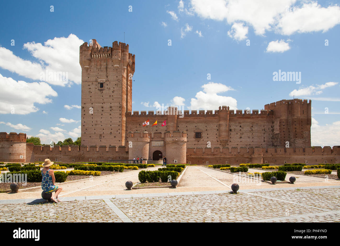 Frau auf der Suche nach Anzeigen des mittelalterlichen Schlosses von La Mota in der spanischen Stadt Medina de Campo in der Provinz Valladolid Kastilien und Leon Spanien Stockfoto