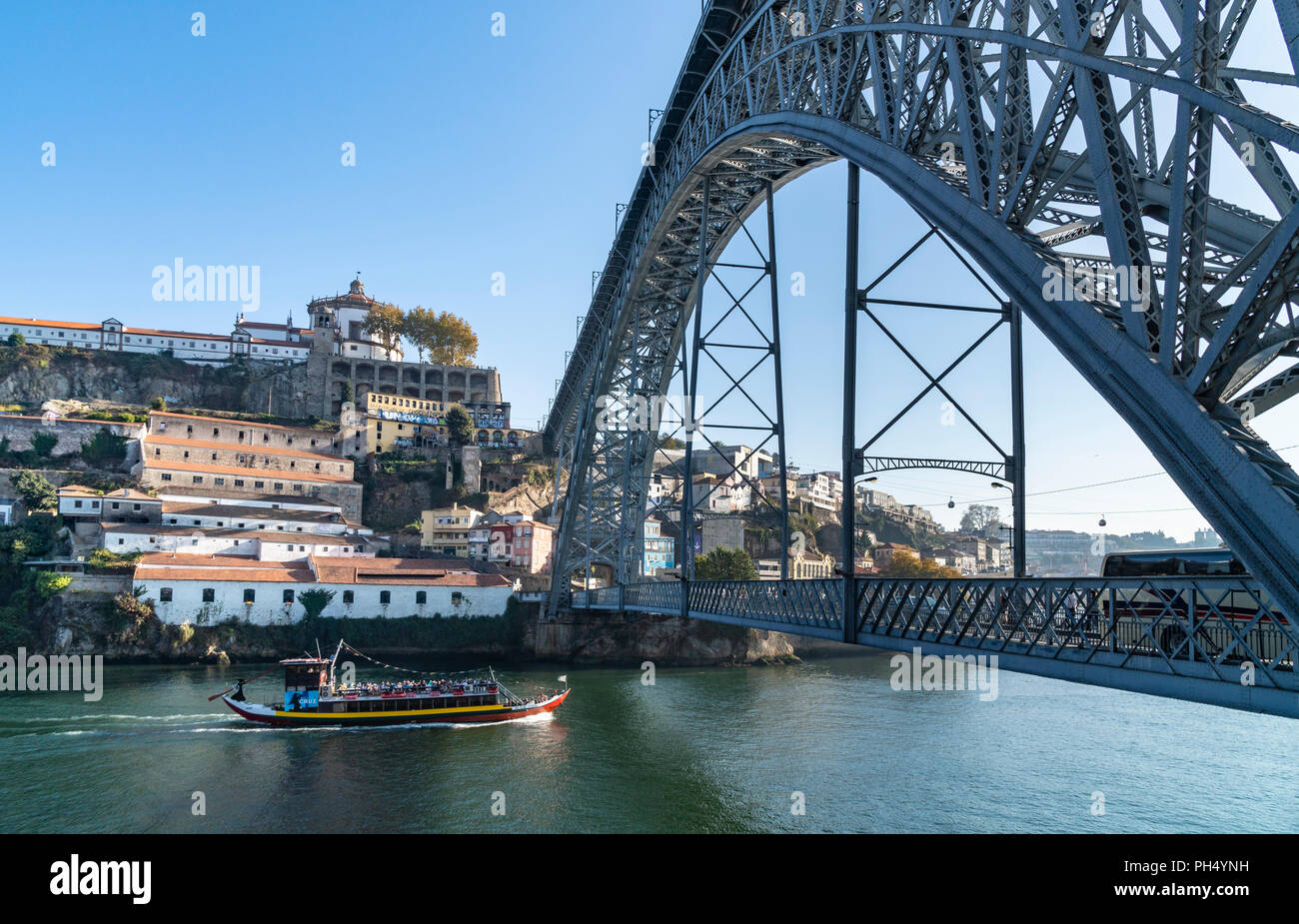 Der Fluss Ufer des Douro mit Blick auf die mosteiro da Serra do Pilar die Vila Nova de Gaia Viertel von Porto, Portugal. Mit dem Dom Luis I Bridg Stockfoto