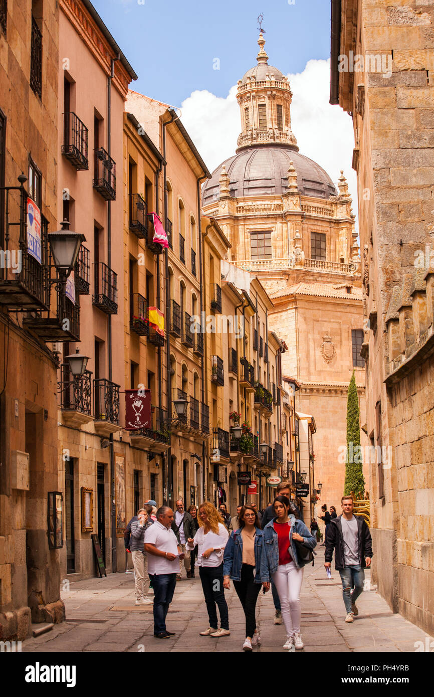 Street Scene von der spanischen Stadt Salamanca Spanien mit Touristen und Urlauber in die Universität der Stadt mit ihren vielen historischen Gebäuden Stockfoto