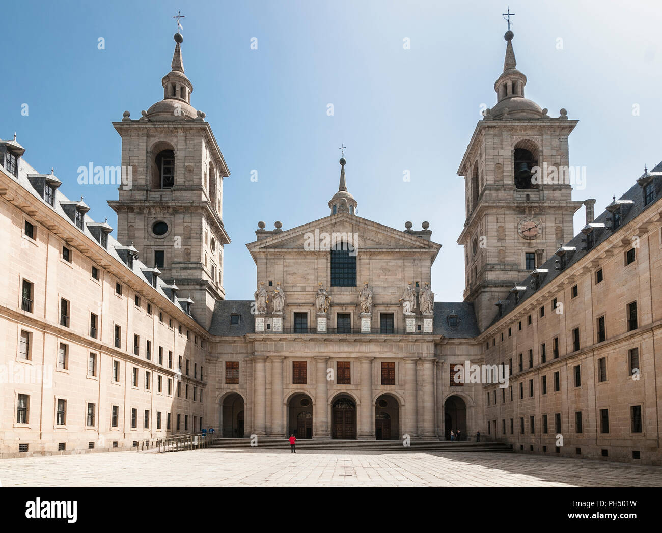 Der Patio de los Reyes, Hof der Könige, und die Fassade der Basilika im Kloster von San Lorenzo de El Escorial, Comunidad de Madrid, Spanien. Stockfoto