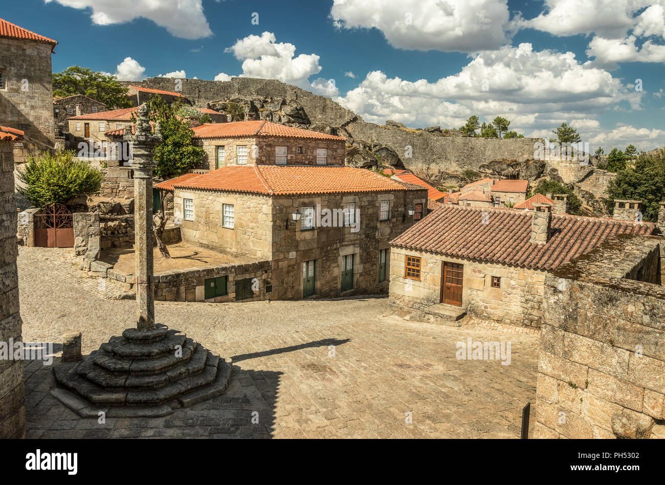Platz und Pranger im historischen Dorf Sortelha, in Portugal. Stockfoto