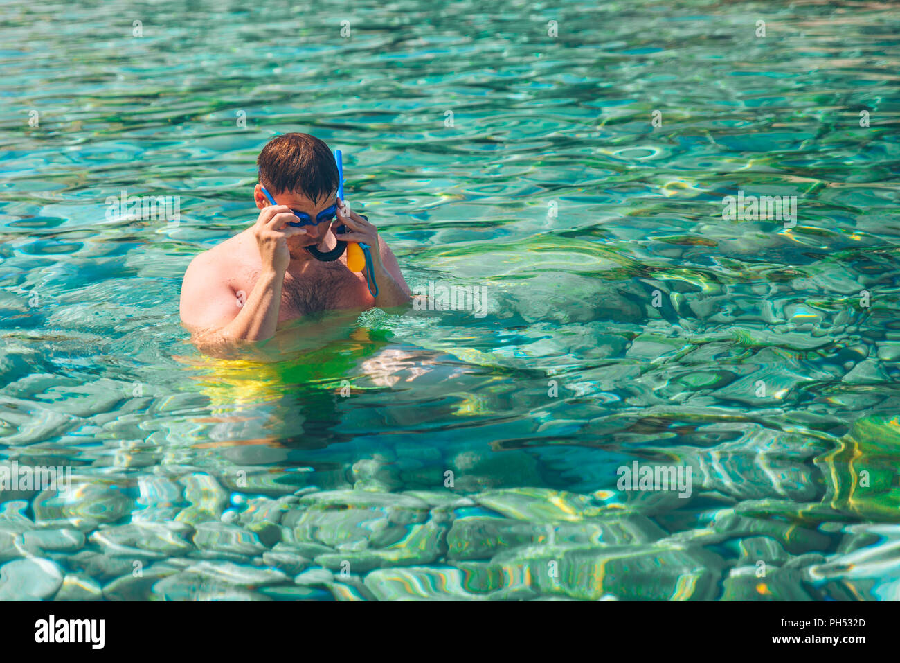 Mann Schwimmen unter Wasser mit Maske und Action Kamera. Video recording Stockfoto