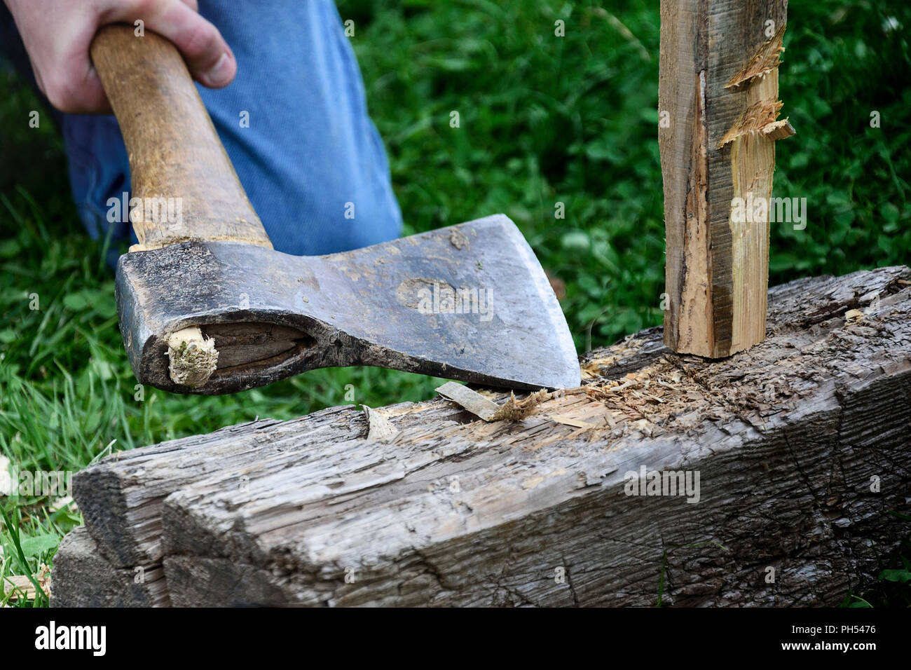 Hand mit Axt Stockfoto