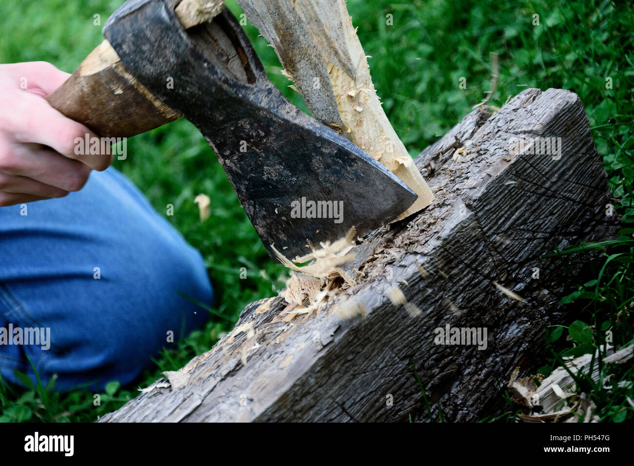 Hand mit Axt Stockfoto
