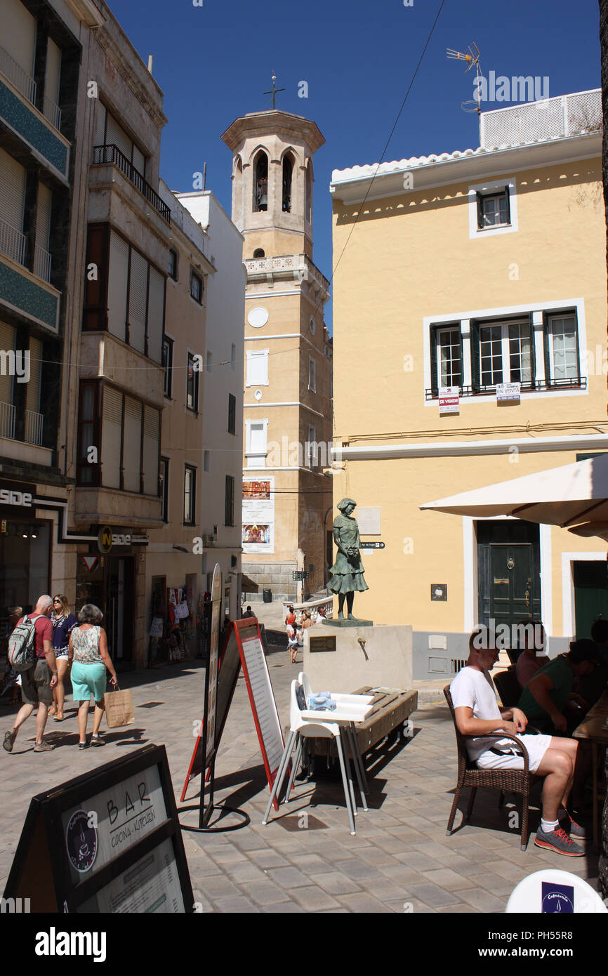 Spanien. Balearen. Menorca. Mahon. Stadtzentrum. Plaza Colon bar mit Turm der Kathedrale. Stockfoto