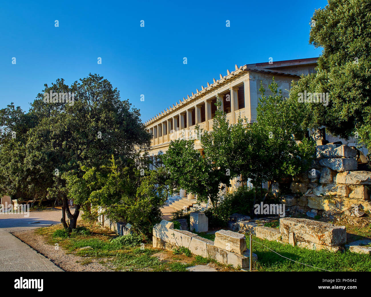 Principal Fassade der Stoa des Attalos Gebäude an der antiken Agora von Athen. Region Attika, Griechenland. Stockfoto