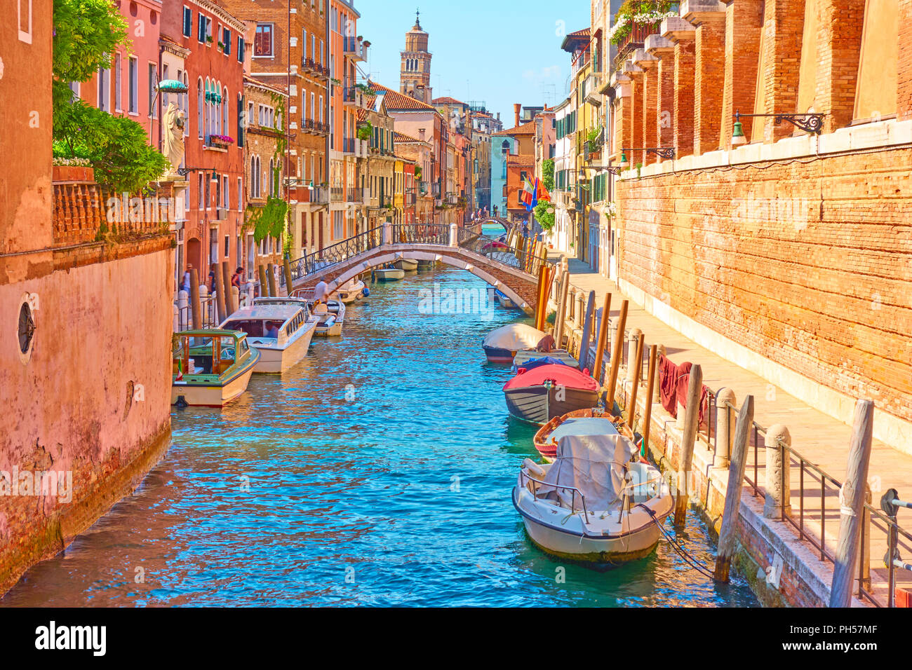 Sicht auf einen Kanal mit angelegten Motorboote in Venedig am sonnigen Sommertag, Italien Stockfoto