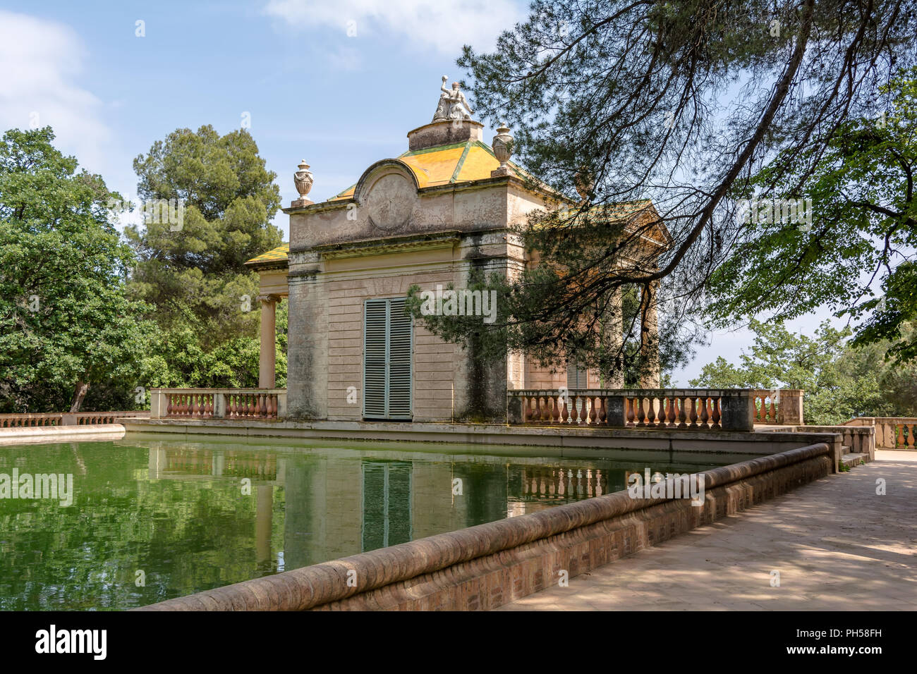 Klassizistischen Pavillon von Carlos IV. und einen Teich mit Fischen in der Horta Labyrinth Park. Der Pavillon war im Jahre 1794 von Domenico Bagutti gebaut. Stockfoto