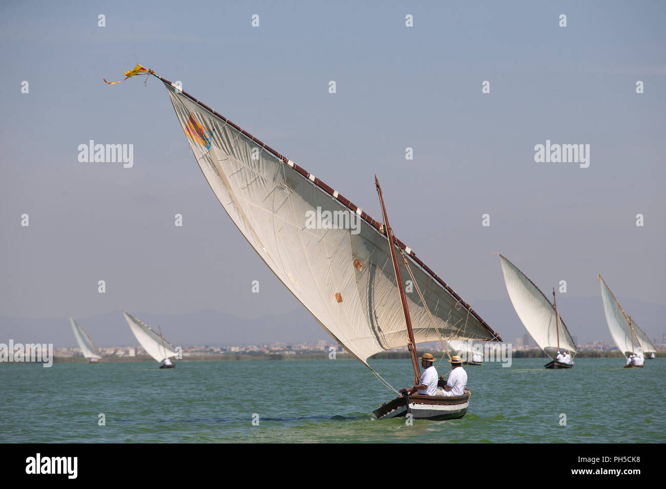 Die traditionellen lateinischen Segeln Wettbewerb in der Albufera de Valencia. Stockfoto