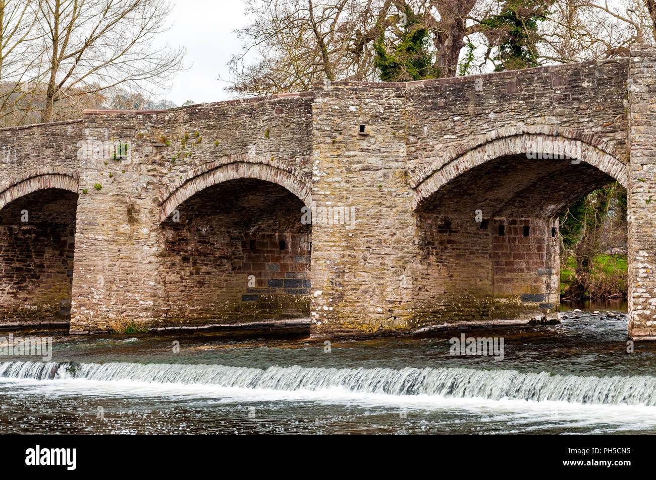 Crickhowell 18. Jahrhundert steinerne Brücke über den Fluss Usk, Powys, Wales Stockfoto
