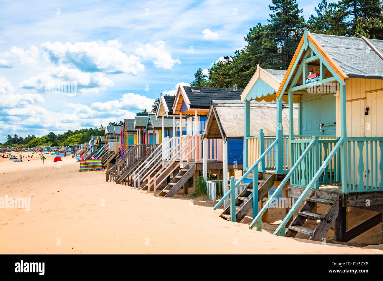 Strand Hütten auf holkham Beach neben Bäumen Stockfoto