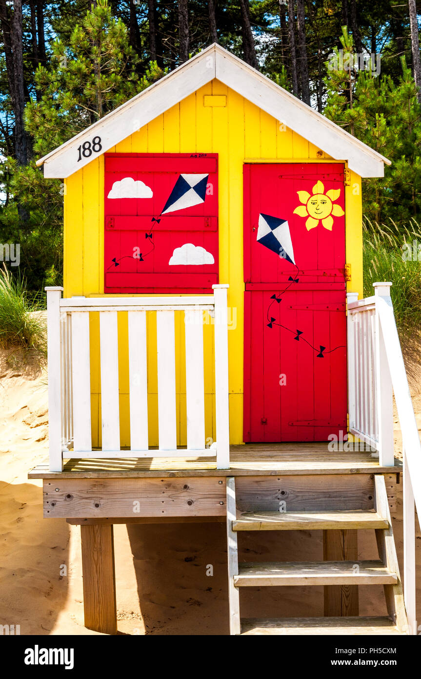 Eine rote und gelbe Beach Hut auf holkham Beach, Norfolk Stockfoto