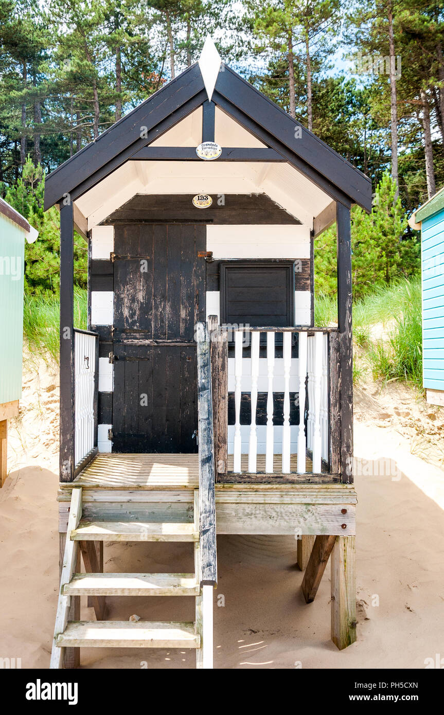 Eine schwarze und weiße Strand Hütte am Holkham Beach, Norfolk Stockfoto