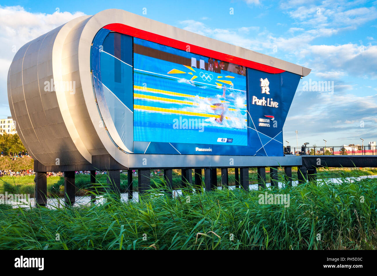 Ein großer Bildschirm, der ein Schwimmbad Rennen - London 2012 Olympic Park Stockfoto