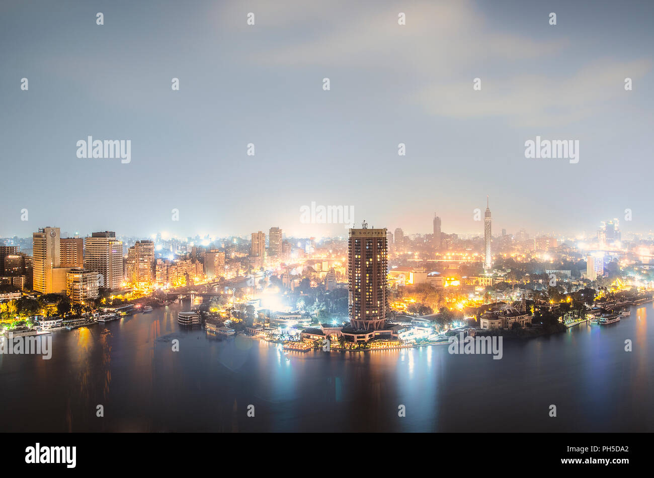 Kairo bei Nacht mit dem Blick auf Kairo Tower und der Oper Stockfoto