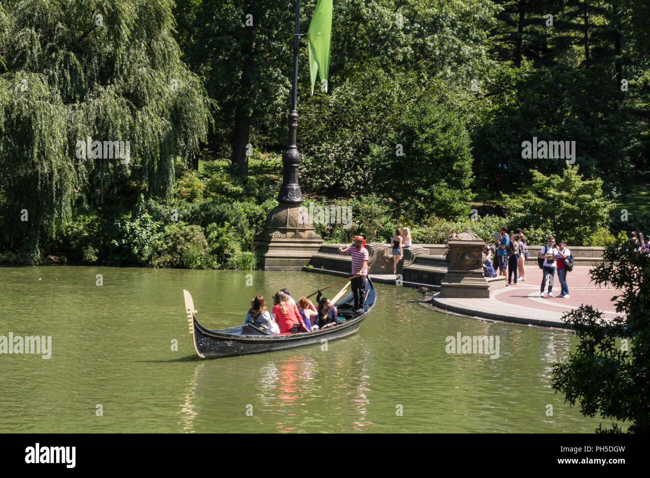 Besucher genießen Sie Bootsfahrten auf dem See im Central Park, New York City, USA Stockfoto