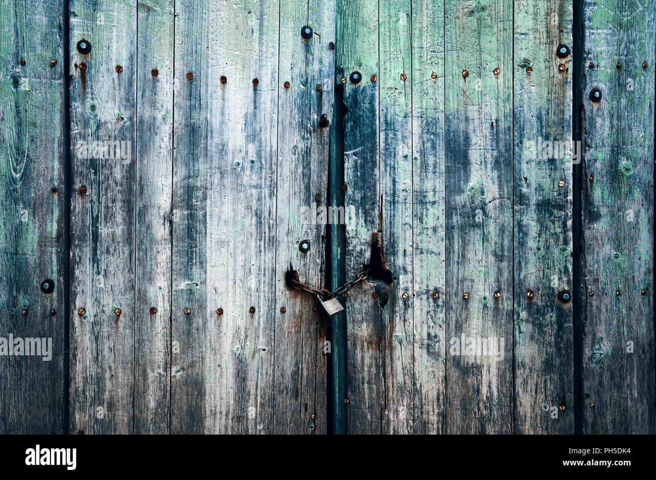Alte verwitterte Holz- geschlossene Tür, grungy Hintergrund. Stockfoto
