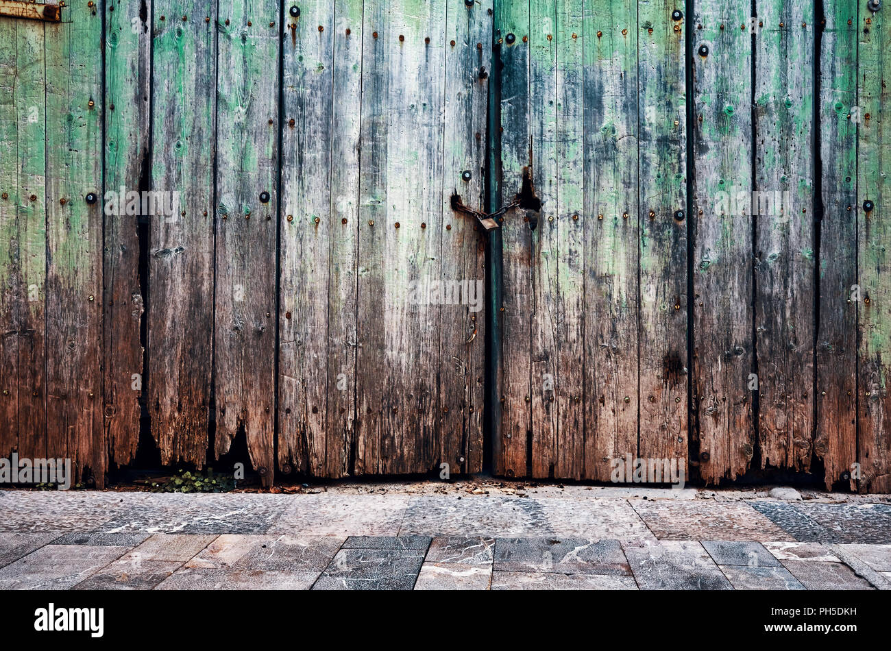 Alte verwitterte Holz- geschlossene Tür, grungy Hintergrund. Stockfoto