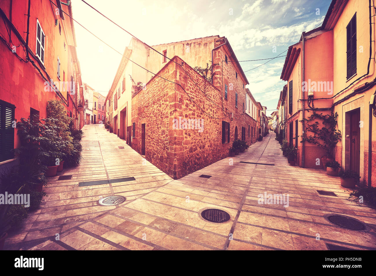 Vintage stilisierte Bild einer Straßenecke in Alcudia Altstadt bei Sonnenuntergang, Mallorca, Balearen, Spanien. Stockfoto