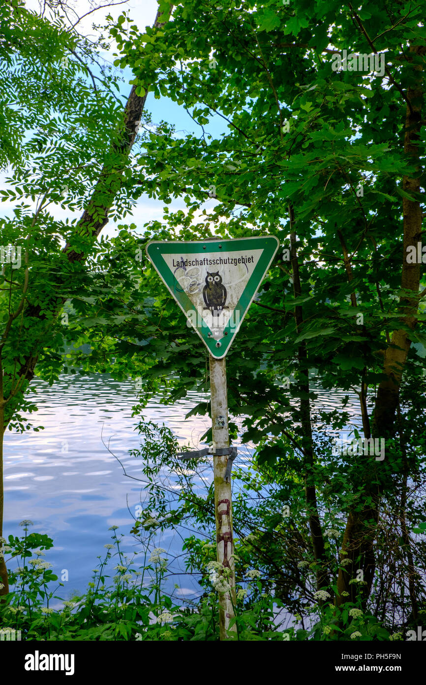 Zeichen für das Landschaftsschutzgebiet (Deutsch für Landschaftsschutzgebiet) Am Schlachtensee, Zehlendorf, Deutschland. Stockfoto
