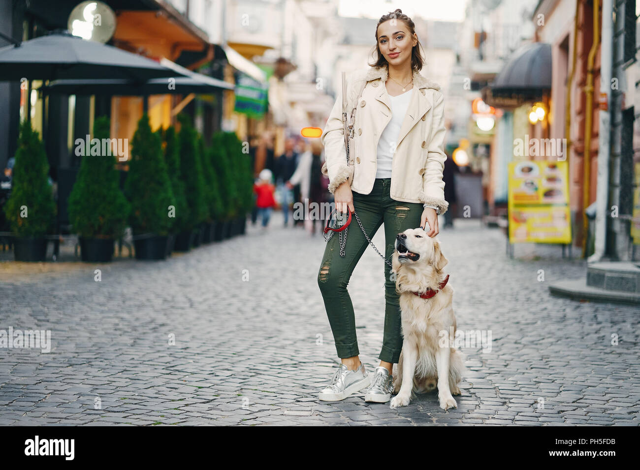 Mädchen gehen Hund in der Stadt Stockfoto