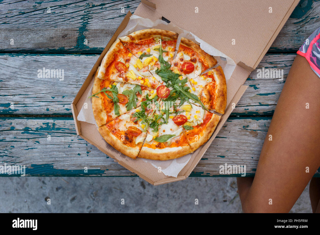 Pizza In Der Box Sitzen Auf Der Bank In Der Nahe Von Madchen Ansicht Von Oben Mit Der Kopie Raum Stockfotografie Alamy