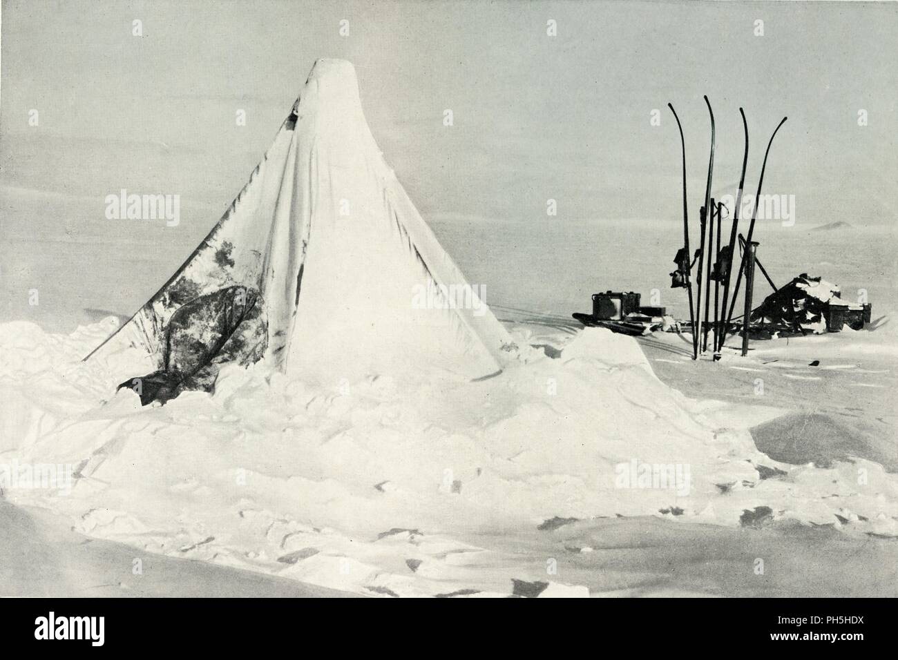 Der urveying's Party Zelt nach einem Blizzard', c 1911 (1913). Artist: Tryggve Gran. Stockfoto
