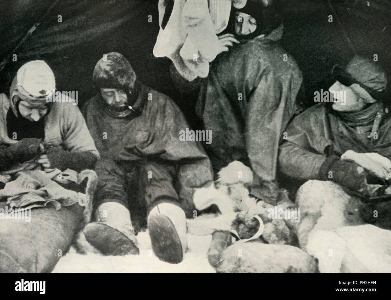 'Mitglieder der polaren Partei erhalten in ihre Sleeping-Bags', c 1911 (1913). Artist: Herbert Ponting. Stockfoto