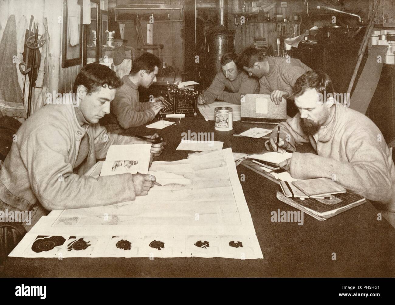 'Winter Arbeit (mit der rechten Maustaste Debenham, Cherry-Garrard, Bowers, Evans, Taylor) 'Links, c 1911 (1913). Artist: Herbert Ponting. Stockfoto