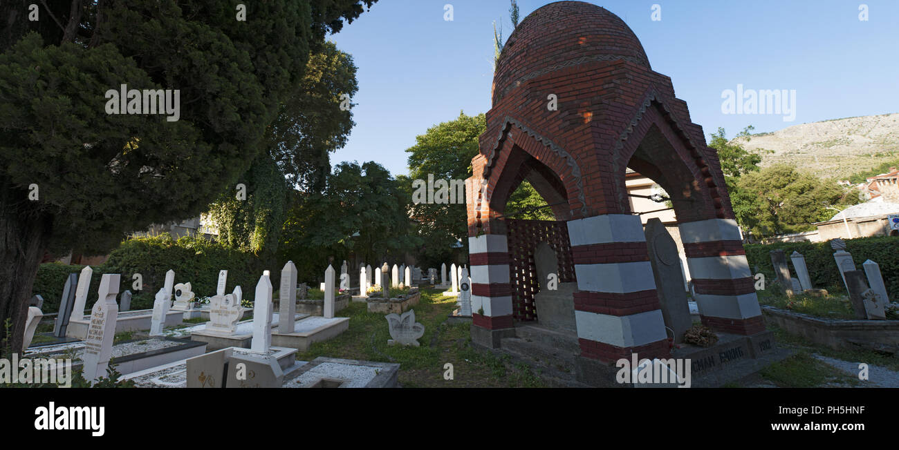 Bosnien und Herzegowina, Europa: der Friedhof in der Nähe des Karadjoz Bey Moschee, die größte Moschee in Mostar, Beispiel der osmanischen Architektur 1554 erbaut Stockfoto