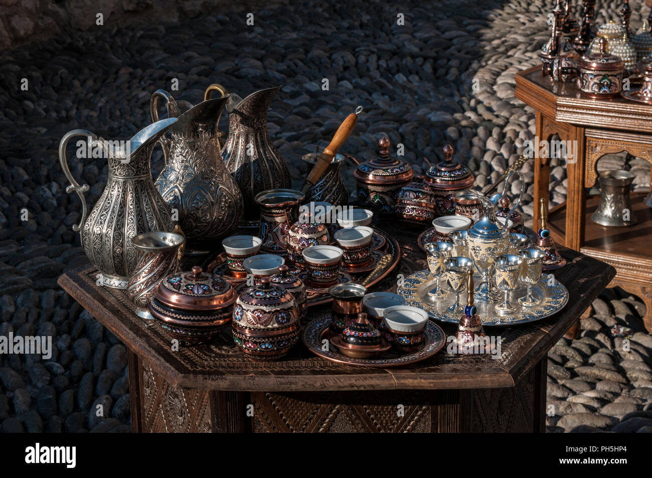 Bosnien und Herzegowina, Europa: Eine kleine Tabelle mit typischen Kupfer Tee und Kaffee setzt für den Verkauf in den Straßen der Altstadt von Mostar Stockfoto