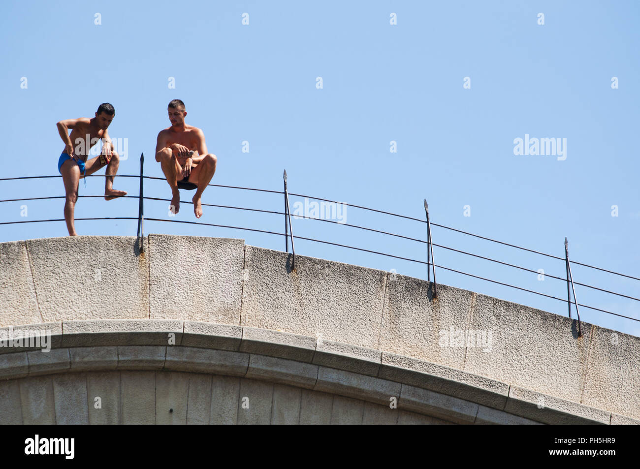 Mostar: Taucher vor dem Sprung von der Stari Most, die Brücke, von der aus die Rennen von Dips in den Fluss Neretva für mehr als 450 Jahre gehalten wurde. Stockfoto