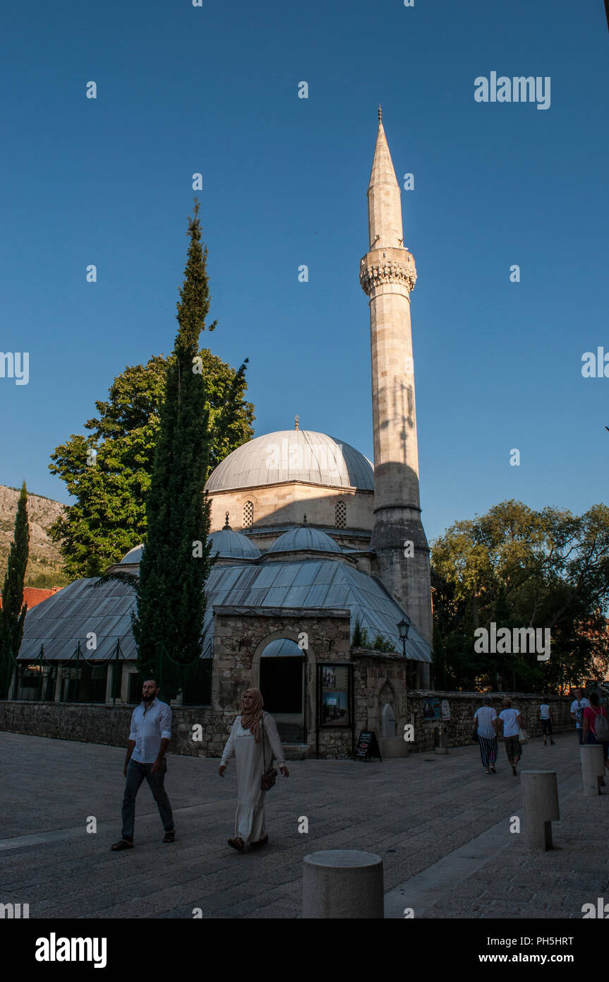 Bosnien: Die karadjoz Bey Moschee (1554), der größten Moschee in Mostar, einer der beliebtesten touristischen Reiseziele, Beispiel der osmanischen Architektur Stockfoto